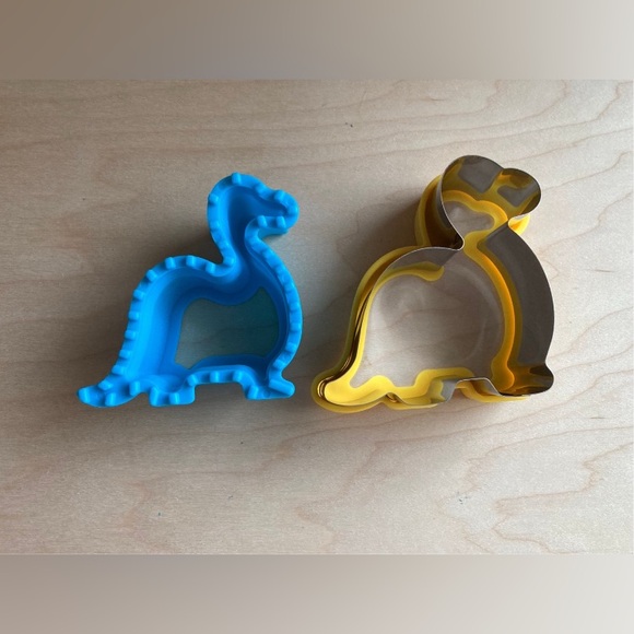 Dinosaur Sandwich Cutter and Sealer, Sandwich Cutter for Kids 2PC Decruster - Picture 2 of 6